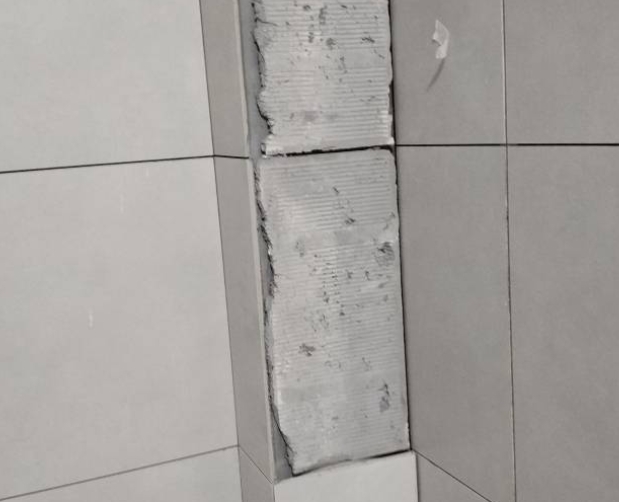 阜新瓷砖空鼓维修公司分享下瓷砖施工前基层浇水润湿程度不足，可能导致以下问题
